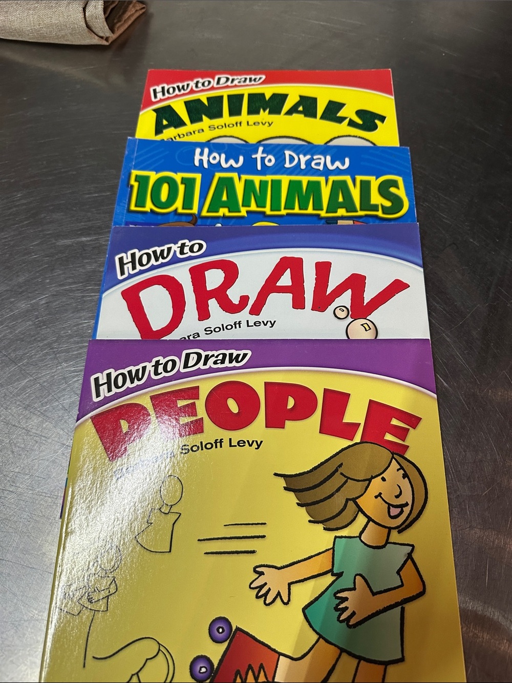 4 pcs-How to Draw People & Animals- Purple & Yellow Drawing Book by (unknown)
